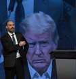 Eduardo Bolsonaro diante de uma imagem de seu pai e de Donald Trump  Foto: ANSA / Ansa - Brasil