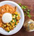 Estrogonofe de cogumelos com arroz branco e batatas  Foto: Ana Brettas | Shutterstock / Portal EdiCase