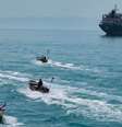 Pequenos barcos de ataque rápido integram as defesas do Irã  Foto: NurPhoto via Getty Images / BBC News Brasil