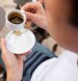 Consumir café logo após as refeições pode dificultar a absorção de nutrientes importantes como ferro, cálcio e vitaminas  Foto: Shutterstock / Saúde em Dia