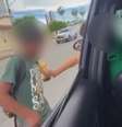 Adolescente ataca criança que vendia paçocas em avenida de Mossoró.  Foto: Reprodução/Redes sociais / Portal de Prefeitura