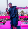 Thiaguinho durante show do Tardezinha em Angola  Foto: Divulgação/Paz e Bem/Tardezinha