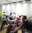 Coleção de motos de Neymar enfileiradas na garagem de sua residência em Santos Foto: Reprodução/Youtube CS CLIPS TV