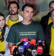 No último fim de semana, durante um evento da pré-campanha em Santa Catarina, Flávio Bolsonaro usou uma camiseta com a inscrição "O Pix é do Bolsonaro; o Master é do Lula".  Foto: AFP via Getty Images / BBC News Brasil