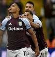 Jogadores de Aston Villa e Liverpool em disputa de bola no Villa Park - Foto: Shaun Botterill/Getty Images / Jogada10