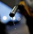 Gasolina pinga do bocal de uma bomba de combustível em um posto de gasolina da Petrobras, em Brasília
7 de março de 2022
REUTERS/Adriano Machado  Foto: Reuters