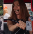 Nem Tarantino pensaria nisso! Arminda foge com dinheiro roubado, atropela Lucélia e leva web ao delírio com cena HILÁRIA de ‘Três Graças’.  Foto: Reprodução/TV Globo / Purepeople