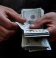 Homem conta notas de US$100
20 de dezembro de 2025
Majid Asgaripour/WANA (Agência de Notícias da Ásia Ocidental) via REUTERS   Foto: Reuters