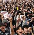 Membros do sindicato dos trabalhadores da Samsung Electronics cantam slogans durante um protesto contra os níveis de compensação da empresa antes de uma longa greve planejada em frente à fábrica de semicondutores da Samsung Electronics em Pyeongtaek, Coreia do Sul, em 23 de abril de 2026
REUTERS/Kim Hong-Ji  Foto: Reuters