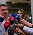 Com revelação de mensagens, Flávio Bolsonaro passou a dizer que conhece Vorcaro desde dezembro de 2024, mas que não falava de relação por "cláusula de confidencialidade"  Foto: DW / Deutsche Welle