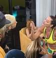 Momento em que Laura Keller levantou a mão para Mano Alemão  Foto: Reproduçãõ