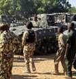 Foto de arquivo. Soldados nigerianos caminham ao lado de tanques militares preparados para o destacamento durante uma visita do Chefe do Estado-Maior do Exército da Nigéria ao Comando do Teatro de Operações Lafiya Dole, no quartel de Maimalari, em Maiduguri, estado de Borno, Nigéria, em 7 de novembro de 2025.  Foto: © Ahmed Kingimi / Reuters / RFI