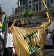 Apoiadores do Hezbollah agitam a bandeira da milícia pró-iraniana em 17 de abril de 2026 em Dahiyeh, um subúrbio de Beirute.  Foto: RFI
