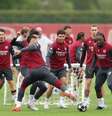 Foto: Harry Murphy/Getty Images - Legenda: Jogadores do Arsenal durante treinamento da equipe / Jogada10
