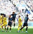 Bonny (encoberto) cabeceia para marcar o gol da Inter. O árbitro, porém, deu gol contra de Edmundsson (5) - Foto: Marco Luzzani/Getty Images / Jogada10