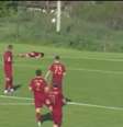 Jogador do Real Sireti caído na linha de fundo fez um gol contra bizarro para o Oguzsport, na Moldávia – Reprodução de vídeo  Foto: Jogada10