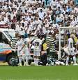 Luan Peres tem atendimento médico do Santos durante partida contra o Coritiba no estádio Arena Corinthians pelo campeonato Brasileiro A 2026.  Foto: OTA ERRE/AGIF - AGÊNCIA DE FOTOGRAFIA/ESTADÃO CONTEÚDO