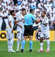 Neymar discute com árbitro após substituição errada  Foto: ROBERTO CASIMIRO/FOTOARENA/ESTADÃO CONTEÚDO
