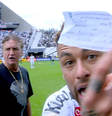 Saiba o que estava escrito no papel exibido por Neymar ao ser substituído por engano  Foto: Reprodução/Premiere