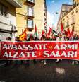 Manifestantes em Nápoles pedem para 'baixar armas" e 'aumentar salários'  Foto: ANSA / Ansa - Brasil