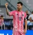 Messi, sem gostar nada do que ouve da torcida, faz gestos de desaprovação em direção às arquibancadas –  Foto: Reprodução / Jogada10