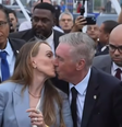 Carlo Ancelotti beija a esposa antes de convocação  Foto: Reprodução/GE TV