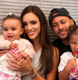 Bruna e Neymar com as filhas Mavie e Mel  Foto: 