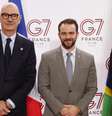 Roland Lescure (à esquerda), ministro da Economia da França, e François Villeroy de Galhau, presidente do Banco Central francês, recebem Dario Durigan (centro), ministro da Fazenda do Brasil. 18 de maio de 2026  Foto: AFP - KENZO TRIBOUILLARD / RFI