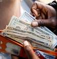 Pessoa exibe notas de dólar americano após sacar dinheiro em um banco em Harare, Zimbábue, 9 de julho de 2019. REUTERS/Philimon Bulawayo  Foto: Reuters