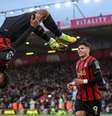 Foto: Divulgação - Legenda: Kroupi comemora o gol da vitória do Bournemouth sobre o Manchester City / Jogada10