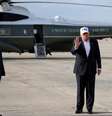 O presidente norte-americano Donald Trump cumprimenta a multidão após desembarcar do Air Force One em 15 de maio de 2026 na Base Aérea Conjunta Andrews, em Maryland.  Foto: Getty Images via AFP - ALEX WONG / RFI
