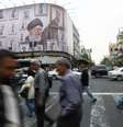 Pessoas caminham perto de um outdoor com a imagem do falecido líder supremo iraniano aiatolá Ali Khamenei, em Teerã
19 de maio de 2026
Majid Asgaripour/WANA (Agência de Notícias da Ásia Ocidental) via REUTERS  Foto: Reuters