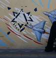 Iraniana caminha ao lado de mural anti-Israel em rua de Teerã
 18 de maio de 2026    Majid Asgaripour/WANA via REUTERS  Foto: Reuters