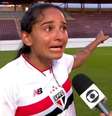 Momento em que Sarah comunica à arbitragem sobre ocorrido –  Foto: Reprodução / Jogada10