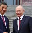 Xi Jinping e Vladimir Putin apertam as mãos em frente ao Palácio do Povo, em Pequim, a 20 de maio de 2026.  Foto: Alexander Kazakov/Pool Sputnik K - Alexander Kazakov / RFI
