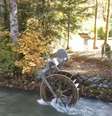 Energia elétrica é produzida através de uma roda d'agua  Foto: Reprodução/YouTube