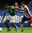O jogador Jhon Arias, da SE Palmeiras, disputa bola com o jogador do C Cerro Porteño, durante partida válida pela fase de grupos, da Conmebol Libertadores, na arena Allianz Parque -   Foto: Cesar Greco/Palmeiras/by Canon / Esporte News Mundo