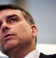 Flávio Bolsonaro conversa com a imprensa sobre revelações de áudios que enviou ao ex-banqueiro Daniel Vorcaro para o financiamento do filme “Dark Horse”. Brasília, 19 de maio de 2026.  Foto: REUTERS - Mateus Bonomi / RFI