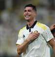 Cristiano Ronaldo comemora o segundo gol marcado na vitória do Al-Nassr por 4 a 1 sobre o Damac - Foto: Yasser Bakhsh/Getty Images / Jogada10