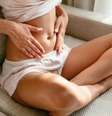 Hidratação, alimentação equilibrada e atividade física estão entre os hábitos que ajudam a reduzir o inchaço da barriga naturalmente Foto: Shutterstock / Saúde em Dia