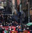 Manifestantes participam de marcha que pede a renúncia do presidente da Bolívia, Rodrigo Paz, em meio ao agravamento da crise econômica e de combustíveis no país, em La Paz.  Foto: REUTERS - Claudia Morales / RFI