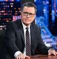 O apresentador Stephen Colbert na bancada do programa The Late Show, no Teatro Ed Sullivan, em Nova York  Foto: CBS / BBC News Brasil