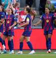 Yohannes, do Lyon, ruma ao ataque recebendo a marcação das catalães.  Foto: Maja Hitij/Getty Images / Jogada10