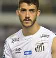 Foto: Storti/Santos FC - Legenda: Gustavo Henrique destaca importância do jogo com o Grêmio / Jogada10