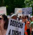 Manifestante segura placa com os dizeres em espanhol: "Direito à moradia" durante uma manifestação realizada em Madri, Espanha, em 24 de maio.  Foto: RFI