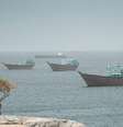 Embarcações navegam pelo Estreito de Ormuz, em Musandam, Omã, em 20 de maio de 2026.  Foto: REUTERS - Stringer / RFI