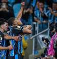 Carlos Vinícius comemora mais um gol pelo Grêmio - Foto: Lucas Uebel / Grêmio FBPA / Jogada10