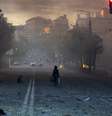 Uma mulher caminha por uma rua coberta de destroços após um ataque noturno russo com mísseis e drones, em meio à ofensiva da Rússia contra a Ucrânia, em Kiev, Ucrânia, em 24 de maio de 2026.  Foto: REUTERS - Thomas Peter / RFI