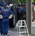 Policiais de Tóquio en frente ao shopping onde um homem atacou clientes com um spray, nesta segunda-feira (25).  Foto: RFI