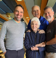 Tadeu Schmidt com os irmãos Oscar, Luiz Felipe e a mãe, dona Janira  Foto: Reprodução/Instagram